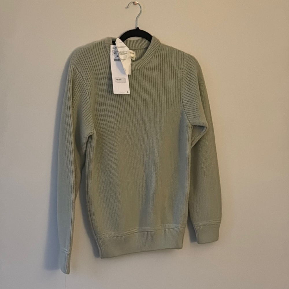 Soft Sage Green Crewneck Sweater with Relaxed Fit and Ribbed Cuffs